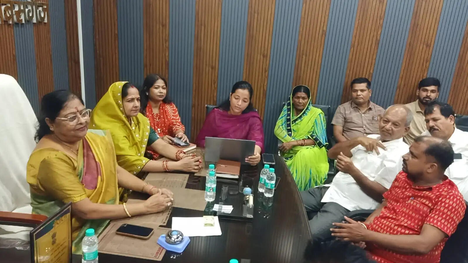 पीएम सूर्य घर मुफ्त बिजली योजना को लेकर नप कार्यालय में बैठक, योजना के क्रियान्वयन पर मंथन