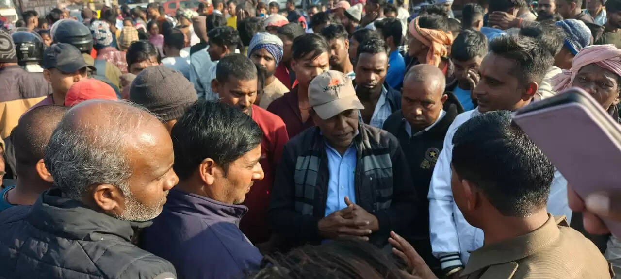 बाइक सवार एक युवक की सड़क दुर्घटना में मौत, परिजनों ने किया सड़क जाम