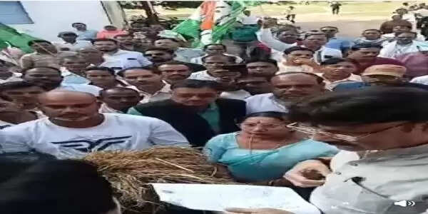 अनूपपुर: किसानों की चौपट फसल लेकर पूर्व विधायक पहुंचे तहसील, शीध्र मुआवजा की मांग