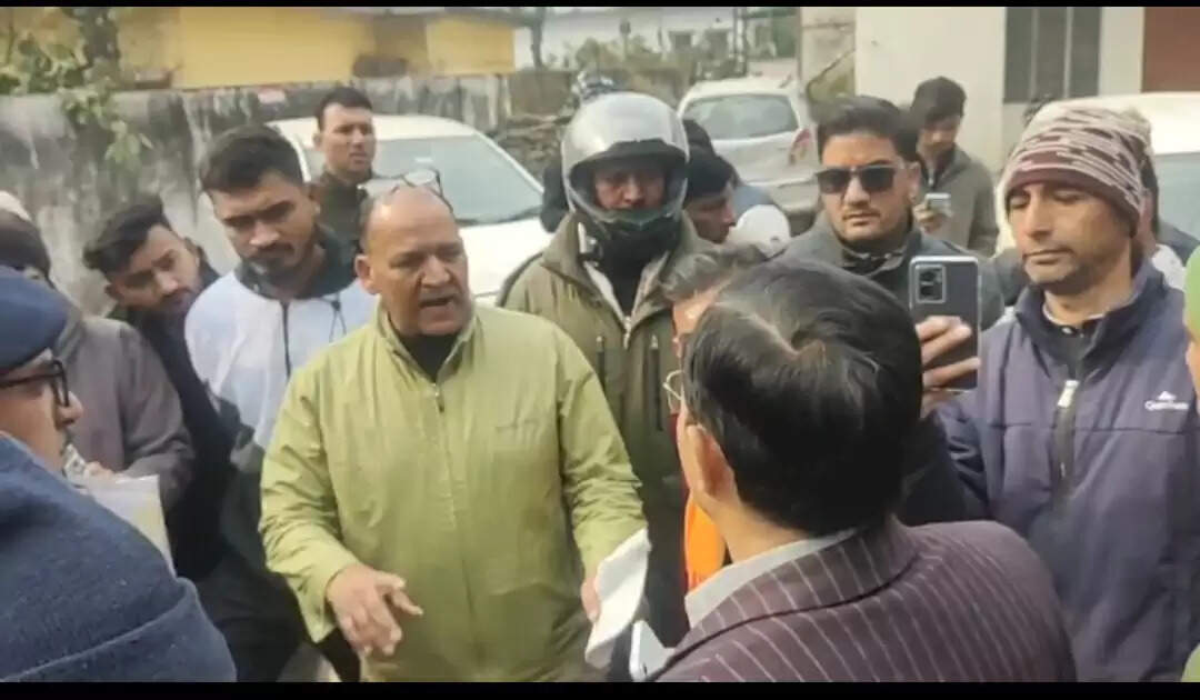 उत्तरकाशी: मांस में मरी मकड़ी मिलने से हिंदू संगठनों काटा हंगामा