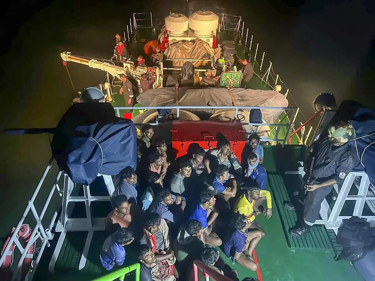 (अपडेट) :: भारतीय तटरक्षक बल ने 24 बांग्लादेशी मछुआराें काे किया गिरफ्तार