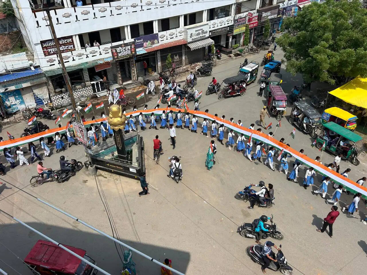 जौनपुर में साै मीटर तिरंगे के साथ निकली अभाविप की भव्य तिरंगा यात्रा, हजारों विद्यार्थी हुए शामिल