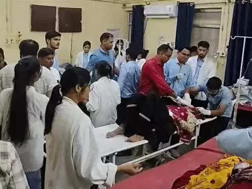 धार्मिक कार्यक्रम से लौटते&nbsp;समय&nbsp;जुगाड़ पलटने से तीन की मौत, 17 से ज्यादा घायल