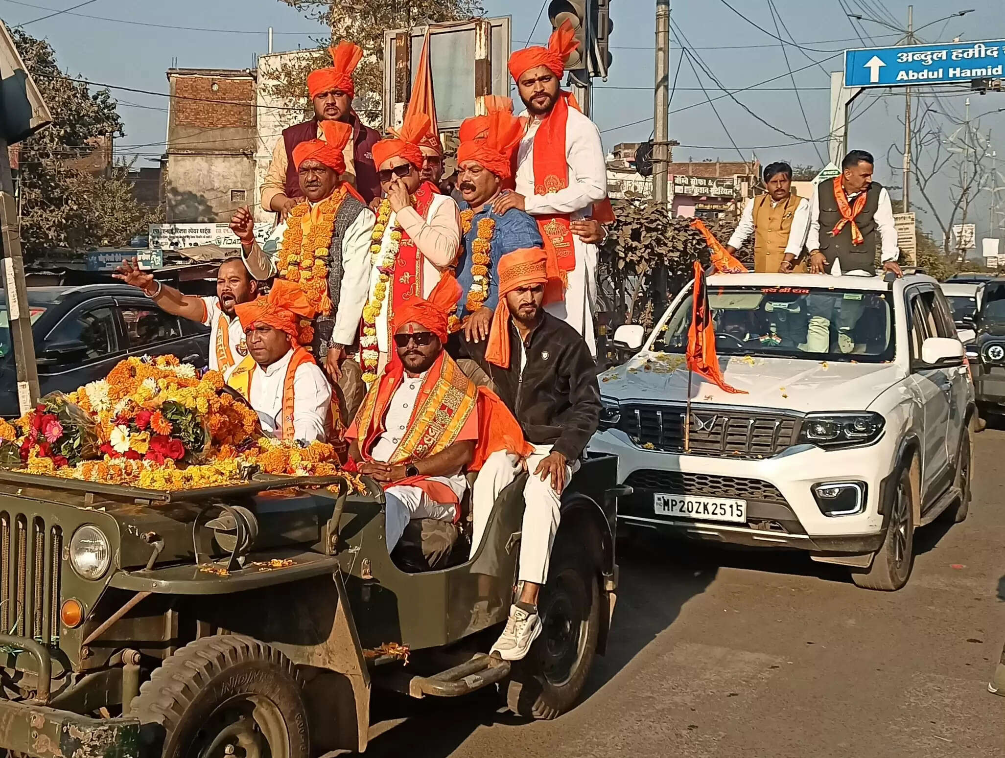 जबलपुर: कोर्ट के आदेश के बाद पूर्ण सुरक्षा में संवेदनशील क्षेत्रों से निकाली गई बजरंग दल की शौर्य यात्रा
