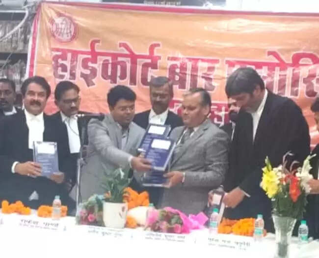 न्यायमूर्ति अनीश कुमार गुप्ता ने किया पुस्तक का विमोचन