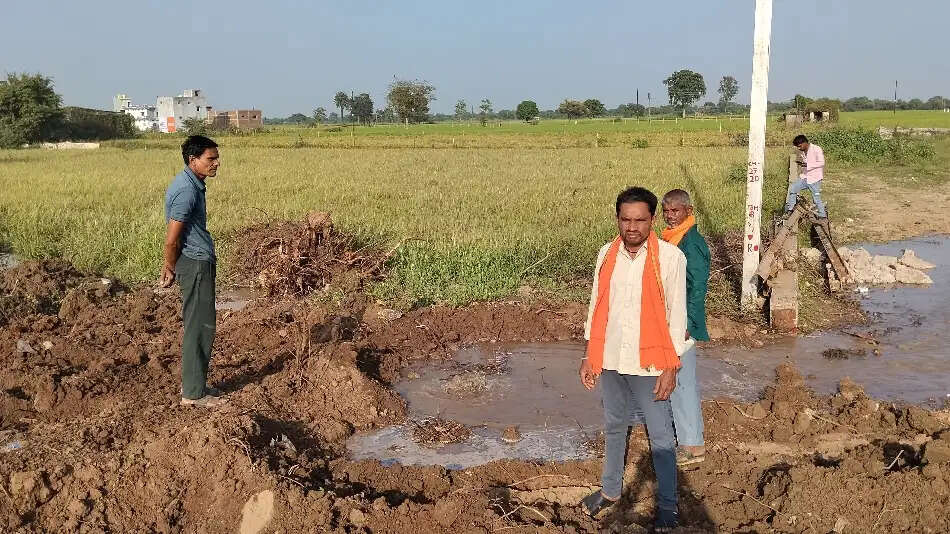 मुख्य राइजिंग पाइप फूटी, कई वार्डों में पेयजल आपूर्ति प्रभावित