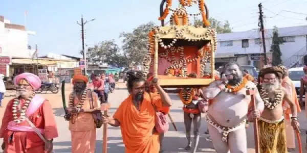 राजिम कुंभ कल्प मेले में नागा संतों ने निकाली पेशवाई यात्रा, किया शस्त्र प्रदर्शन