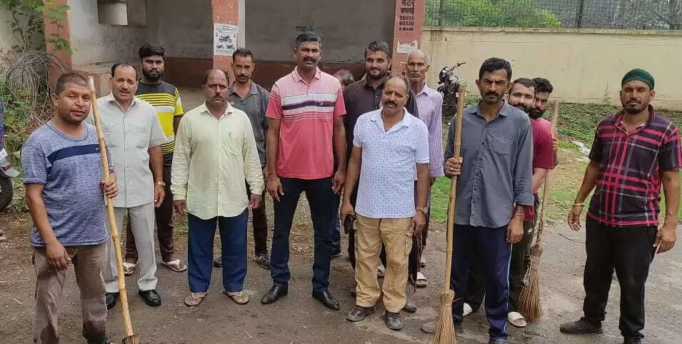 राजौरी में भारतीय सेना ने चलाया स्वच्छता अभियान, स्थानीय लोगों को किया जागरूक