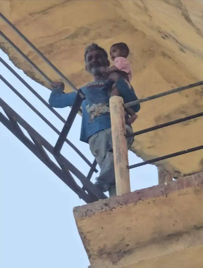 पत्नी से विवाद के बाद मासूम बेटे को लेकर पानी की टंकी पर चढ़ा पति