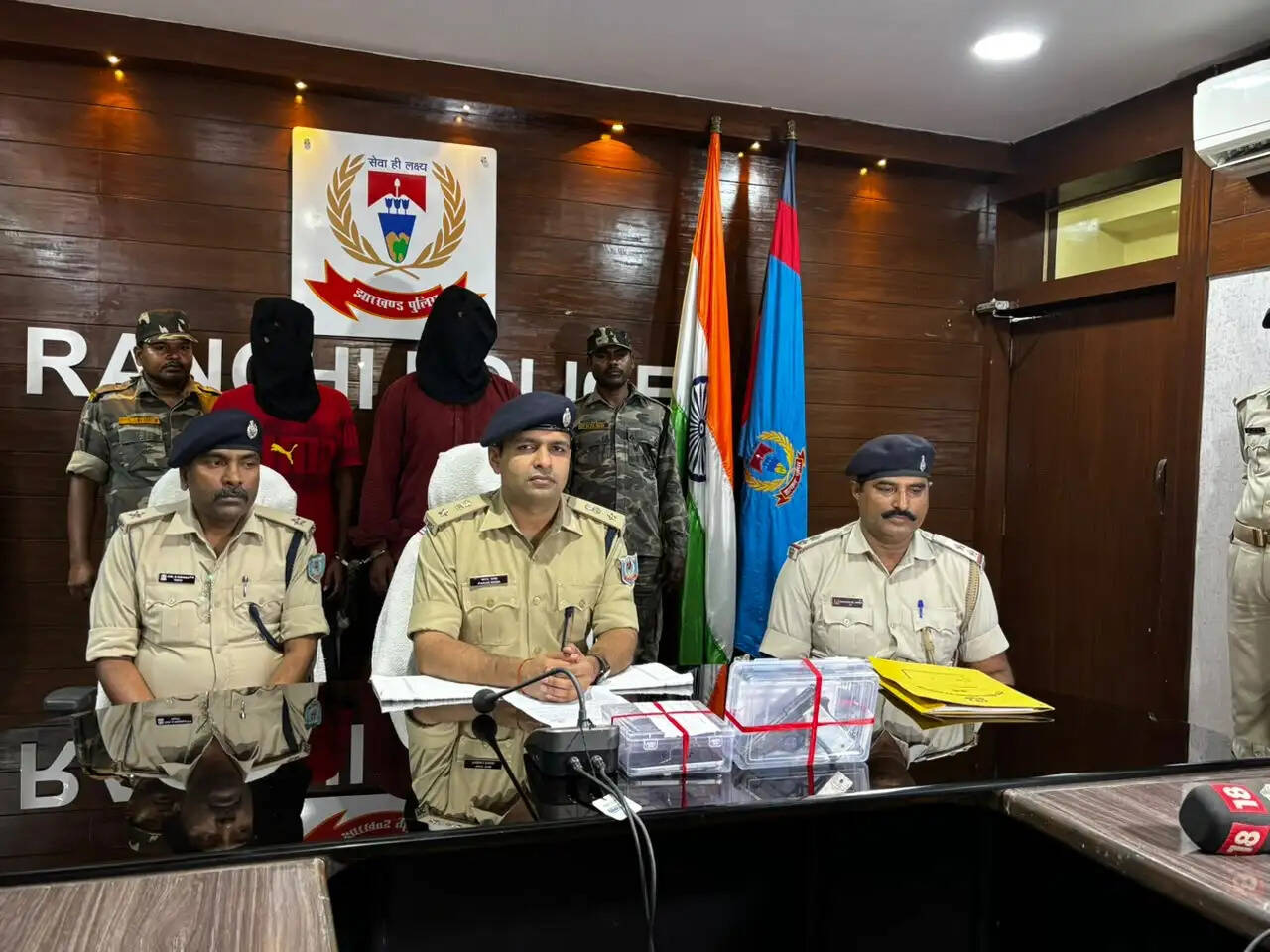अपराध की योजना बना रहे दो युवक गिरफ्तार, हथियार बरामद