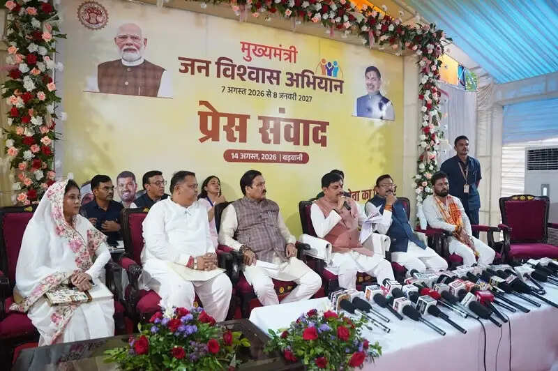 मप्रः मुख्यमंत्री डॉ. यादव ने बड़वानी में मेधावी प्रतिभाओं से किया संवाद