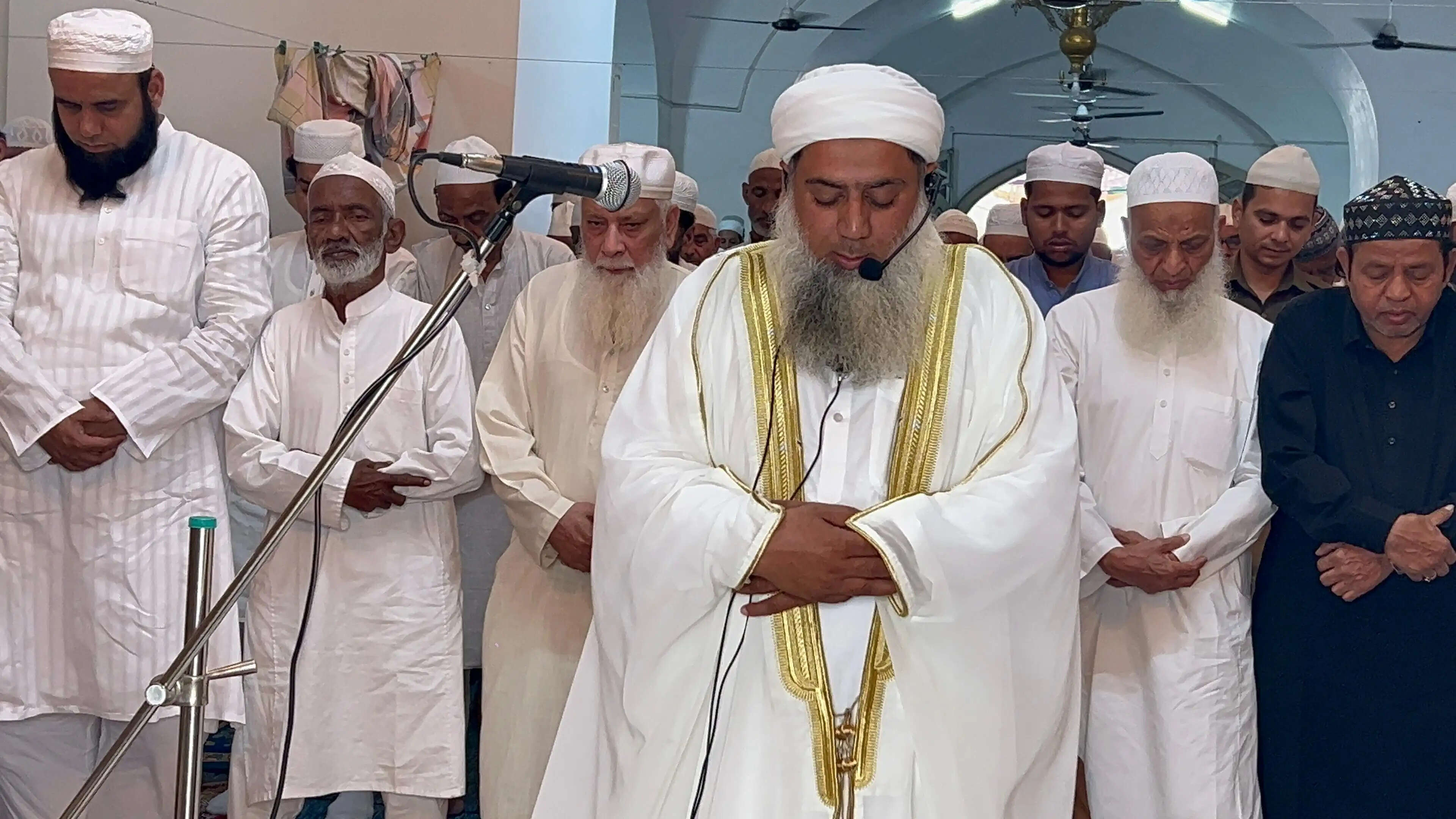 खुदा की बारगाह में हजारों सिर झुके, मुल्क और कौम की तरक्की के लिए मांगी दुआ