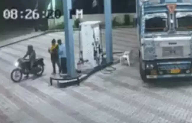 सोनीपत: बाइक सवार लुटेरे नकदी छीनकर पेट्रोल पंप से फरार