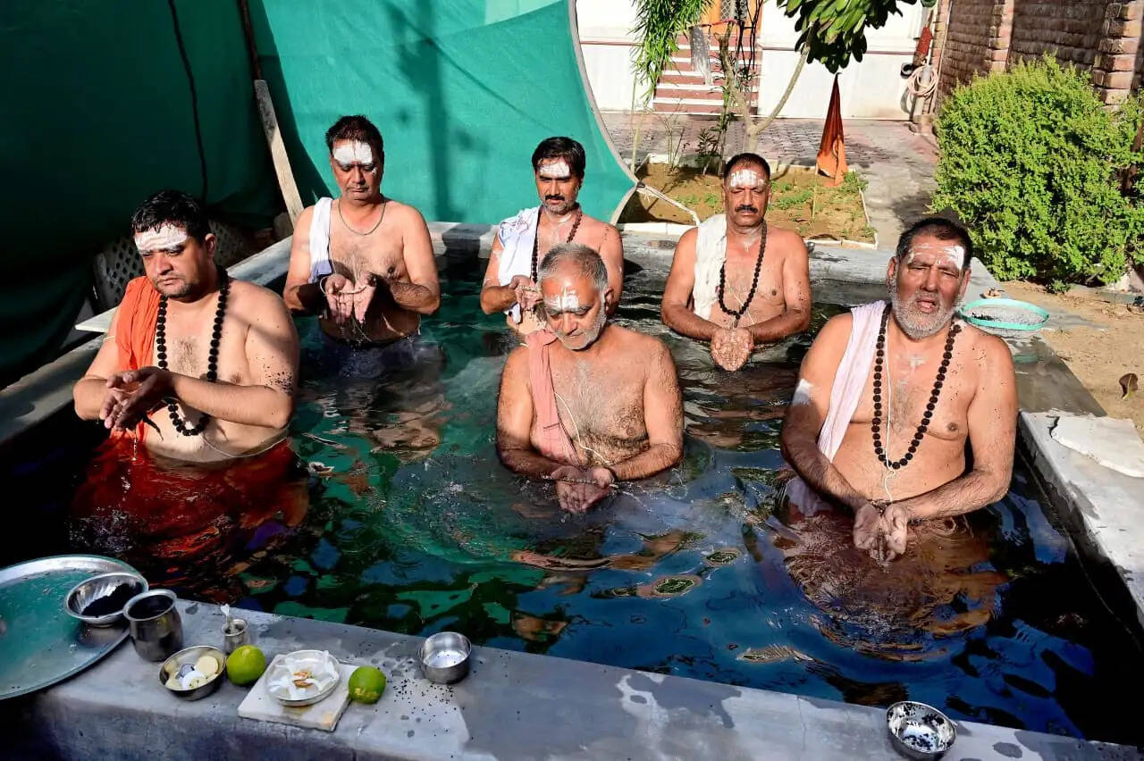 जलकुंड में खड़े होकर विधि-विधानपूर्वक तर्पण, संतों और शहीदों के नाम से भी अर्पित किया जा रहा जल