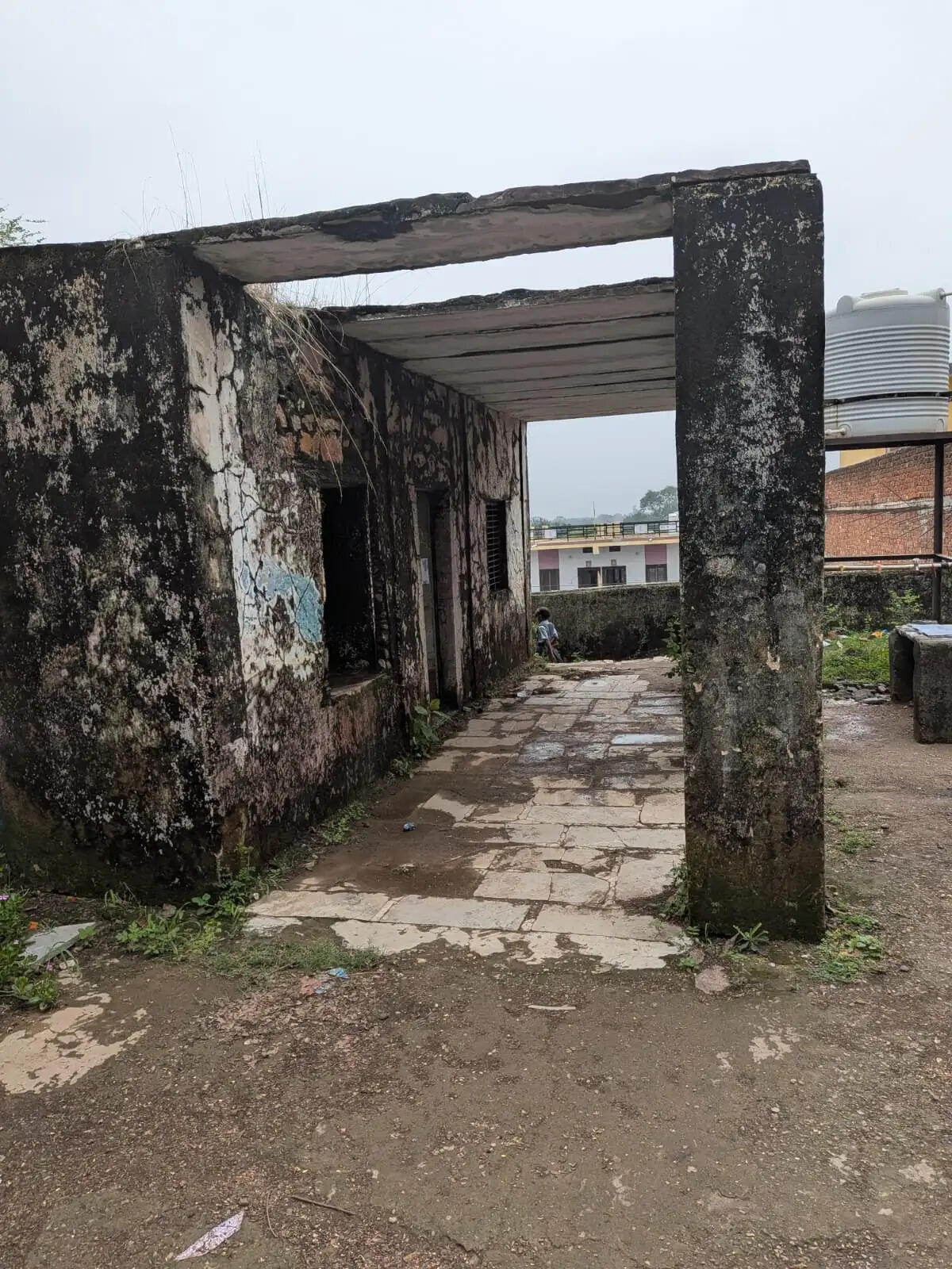 जर्जर विद्यालय भवन से छात्राओं की सुरक्षा पर संकट