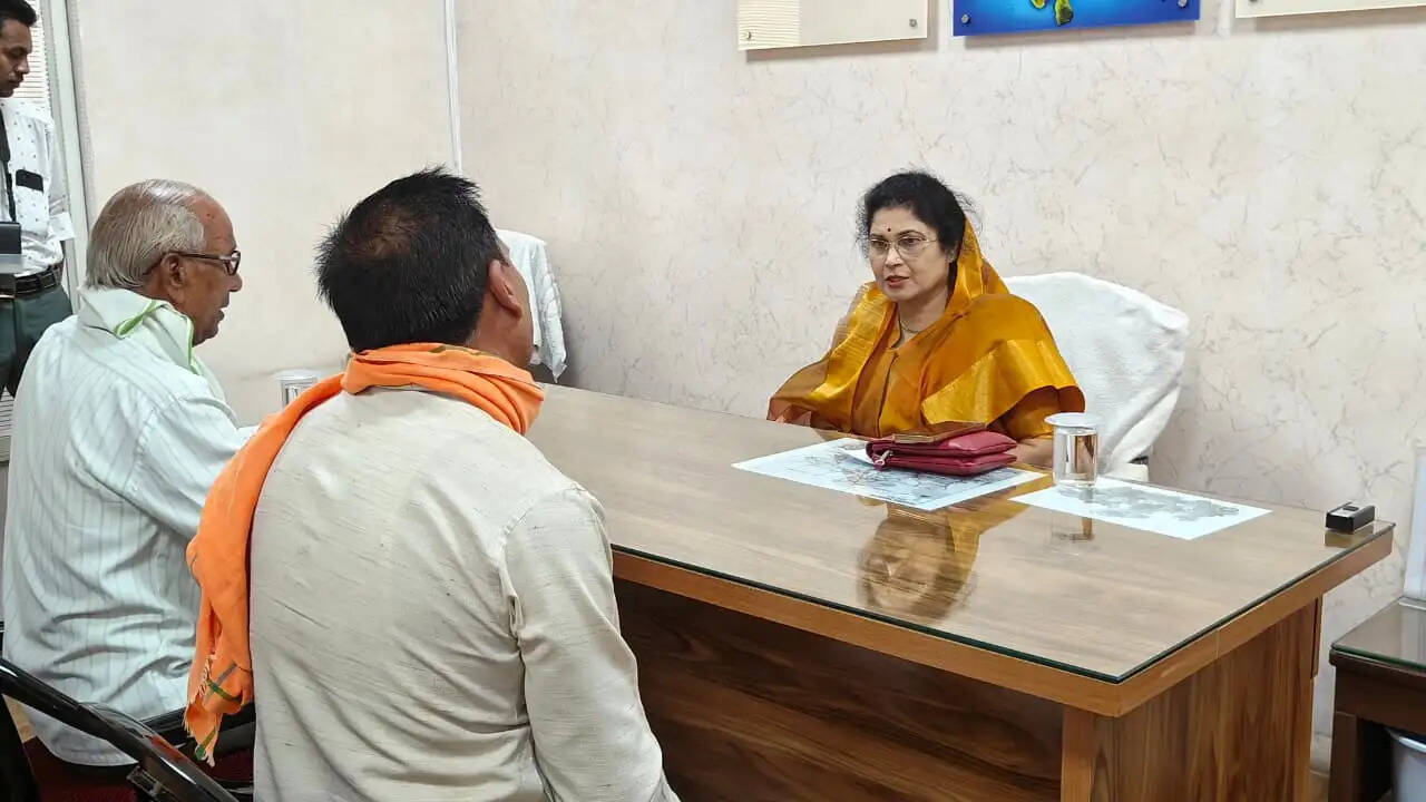 मंत्री कृष्णा गौर ने भाजपा कार्यालय में सुनीं जनसमस्याएं, त्वरित निराकरण के दिए निर्देश