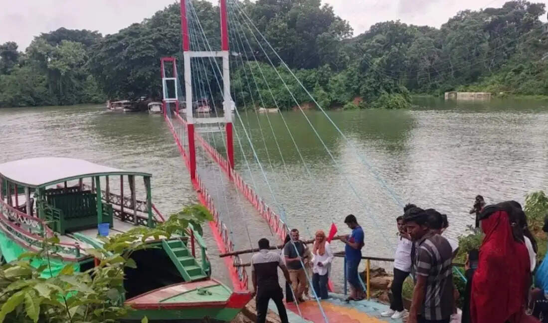 बांग्लादेश की लेक सिटी रंगामती में बरसात की मार, कपताई झील पर बना हैंगिंग ब्रिज डूबा
