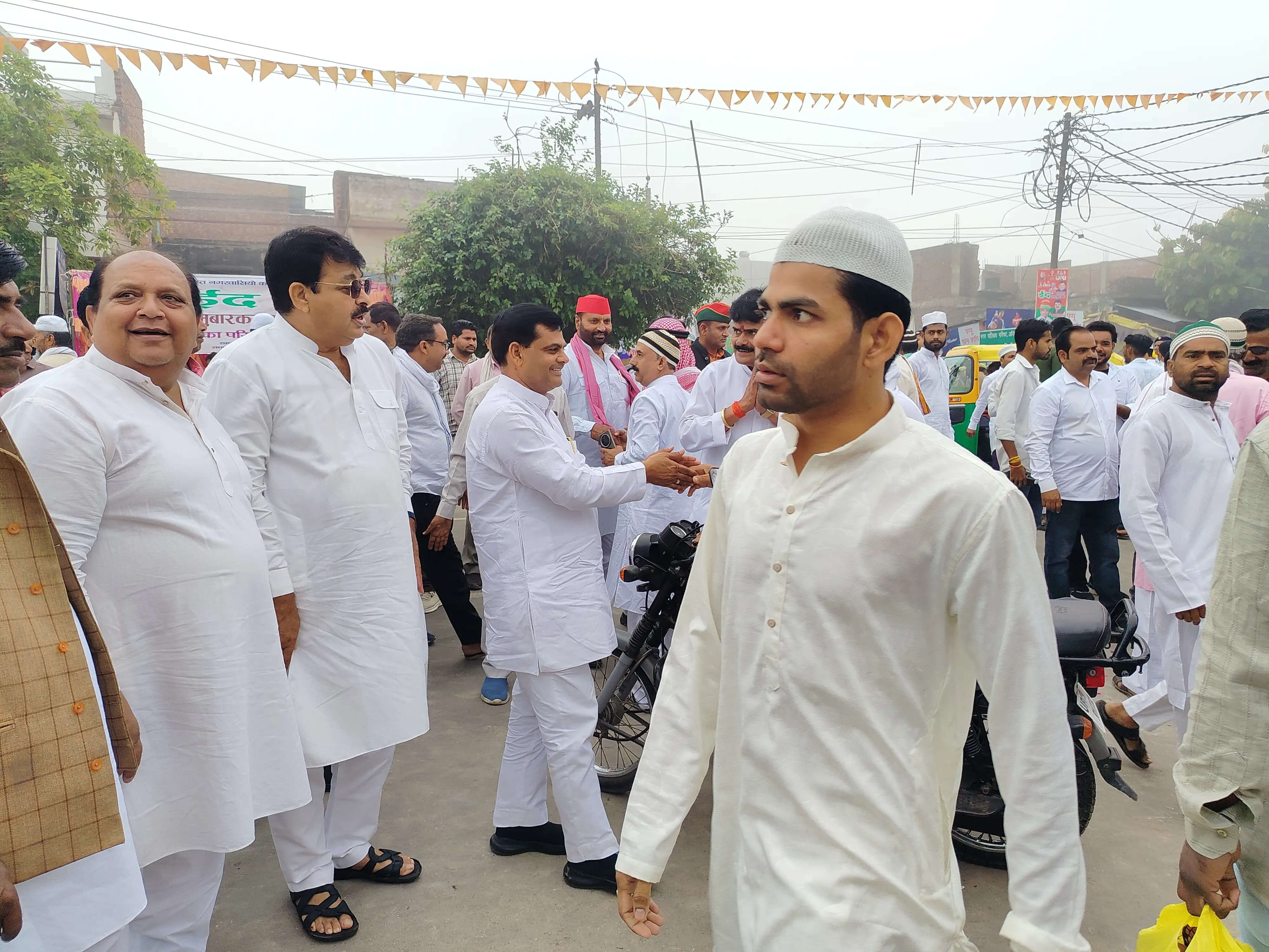 औरैया में ईद का उल्लास: नमाज, गले मिलन और भाईचारे का संदेश