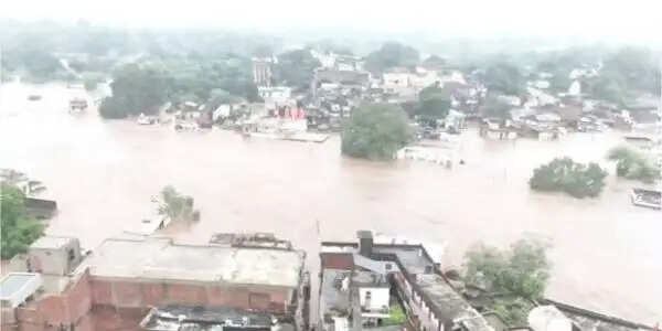 विंध्य में बाढ़ से बिगड़े हालात, बांधों के गेट खुलने से कई नदियां खतरे के निशान से ऊपर