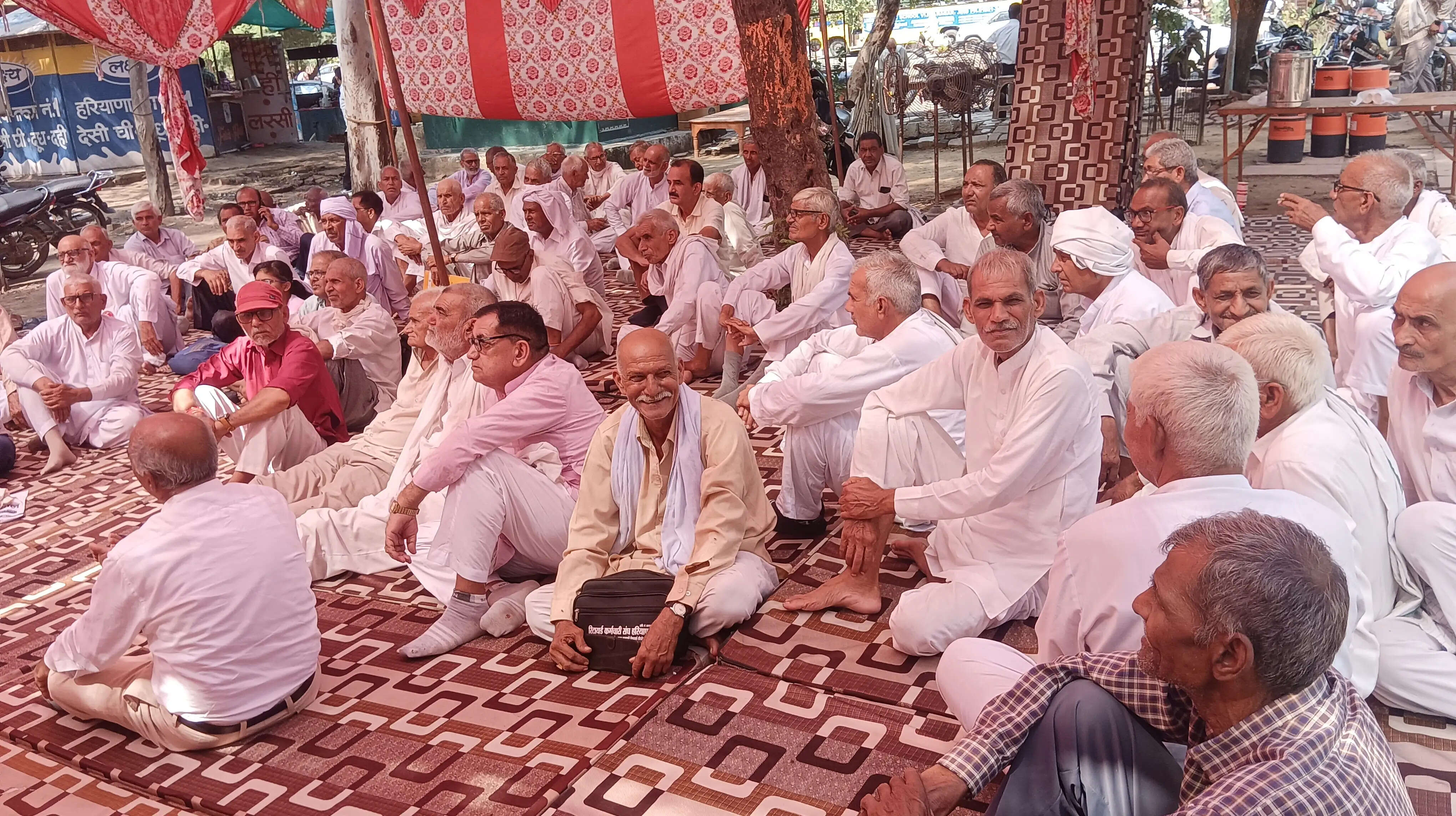 जींद : मांगों को लेकर रिटायर्ड कर्मचारियों ने शुरू किया 24 घंटे के लिए पड़ाव