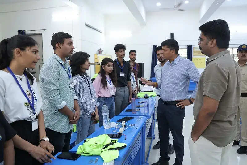 उज्जैनः नीट परीक्षा केंद्र का कलेक्टर - एसपी ने निरीक्षण कर व्यवस्थाएं देखी
