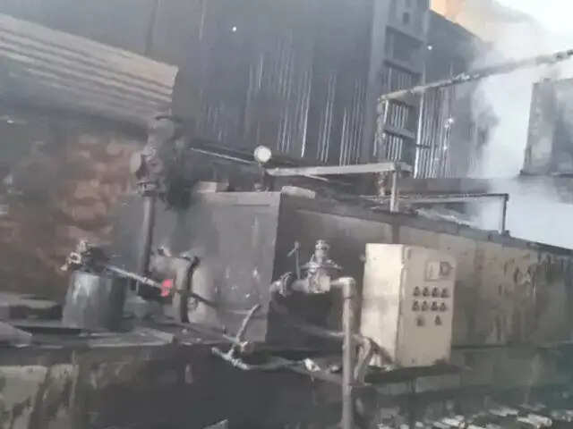 स्टील फैक्ट्री में लगी आग, ऑयल भट्टी में उठी लपटें