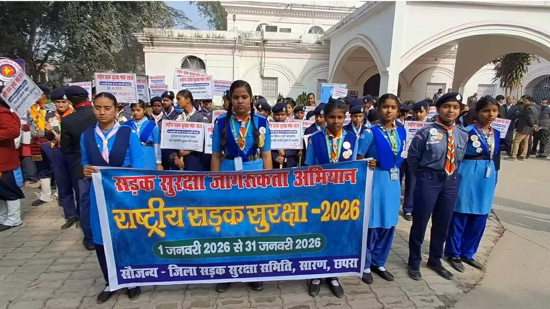 जिलाधिकारी ने हरी झंडी दिखा सड़क सुरक्षा जागरूकता रथ को किया रवाना