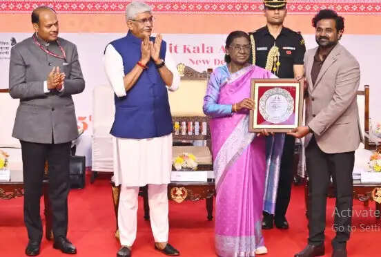 राष्ट्रपति मुर्मु ने प्रदान किए ललित कला अकादमी पुरस्कार, बोलीं- युवा कलाकारों को प्रतिभा निखारने के पर्याप्त अवसर मिलें