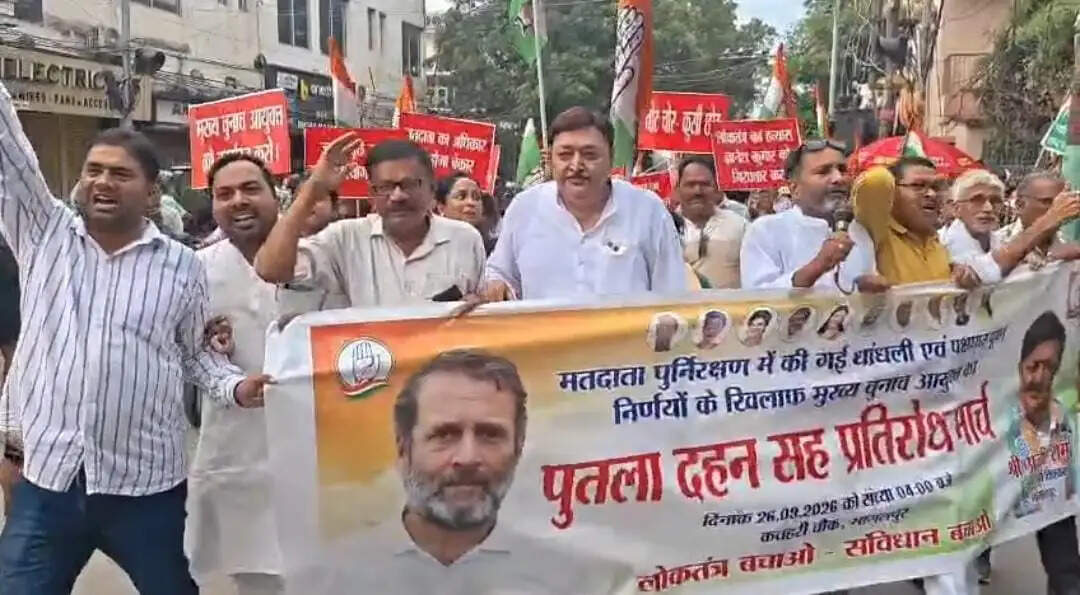 मुख्य चुनाव आयुक्त के खिलाफ सड़कों पर उतरी कांग्रेस, अजीत शर्मा के नेतृत्व में फूंका पुतला