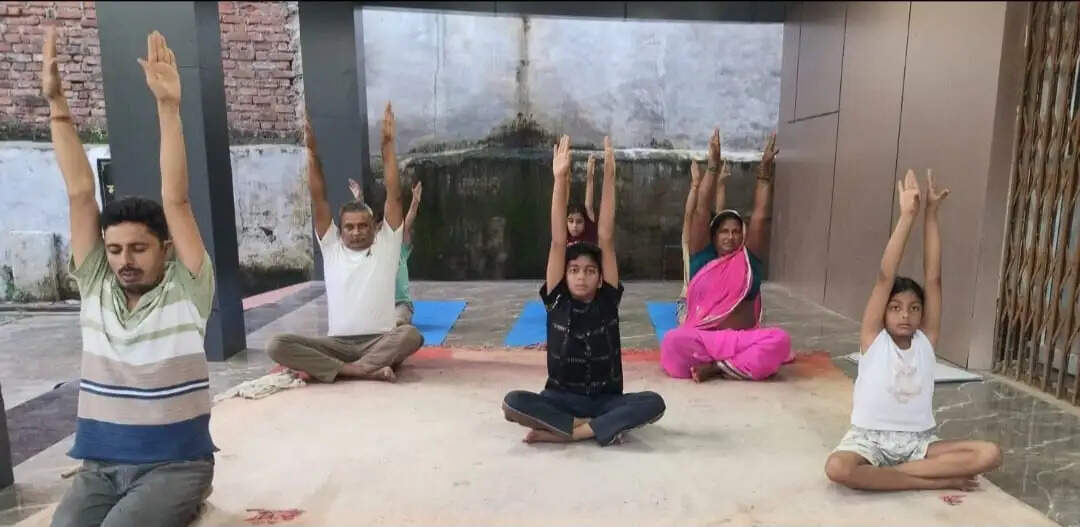 योग वैलनेस सेंटर में 30 मरीजों को स्वस्थ रहने के बताए उपाय, साधकों को सहज और शांत जीवन जीने की दी सलाह