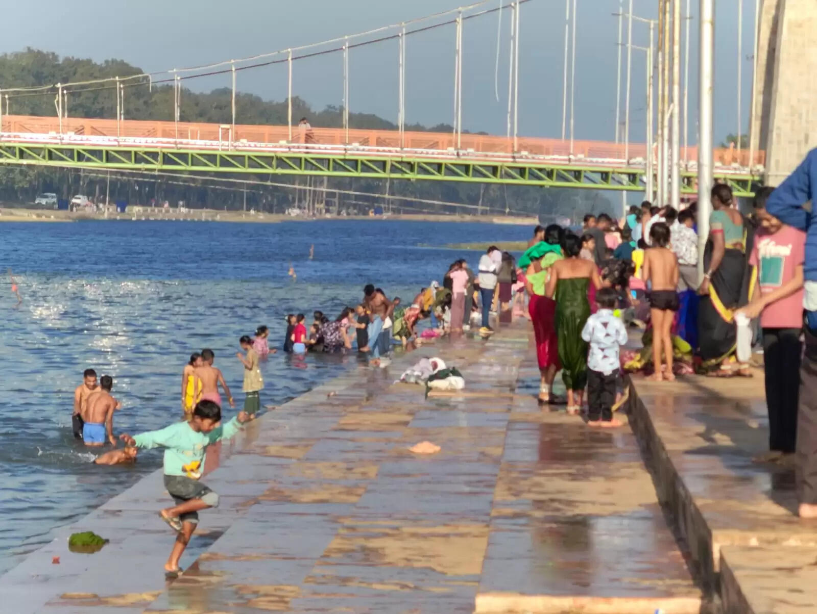 अनूपपुर: पवित्र माघ मास के प्रथम दिवस श्रद्धालुओं ने मां नर्मदा में लगाई आस्था की डुबकी