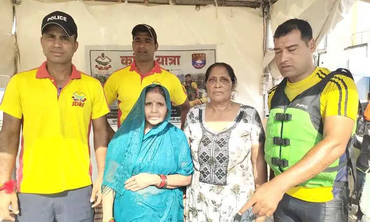 कांगड़ा घाट पर एसडीआरएफ का ‘रेस्क्यू ऑपरेशन’, गंगा की तेज धारा में बही दो महिलाओं को बचाया