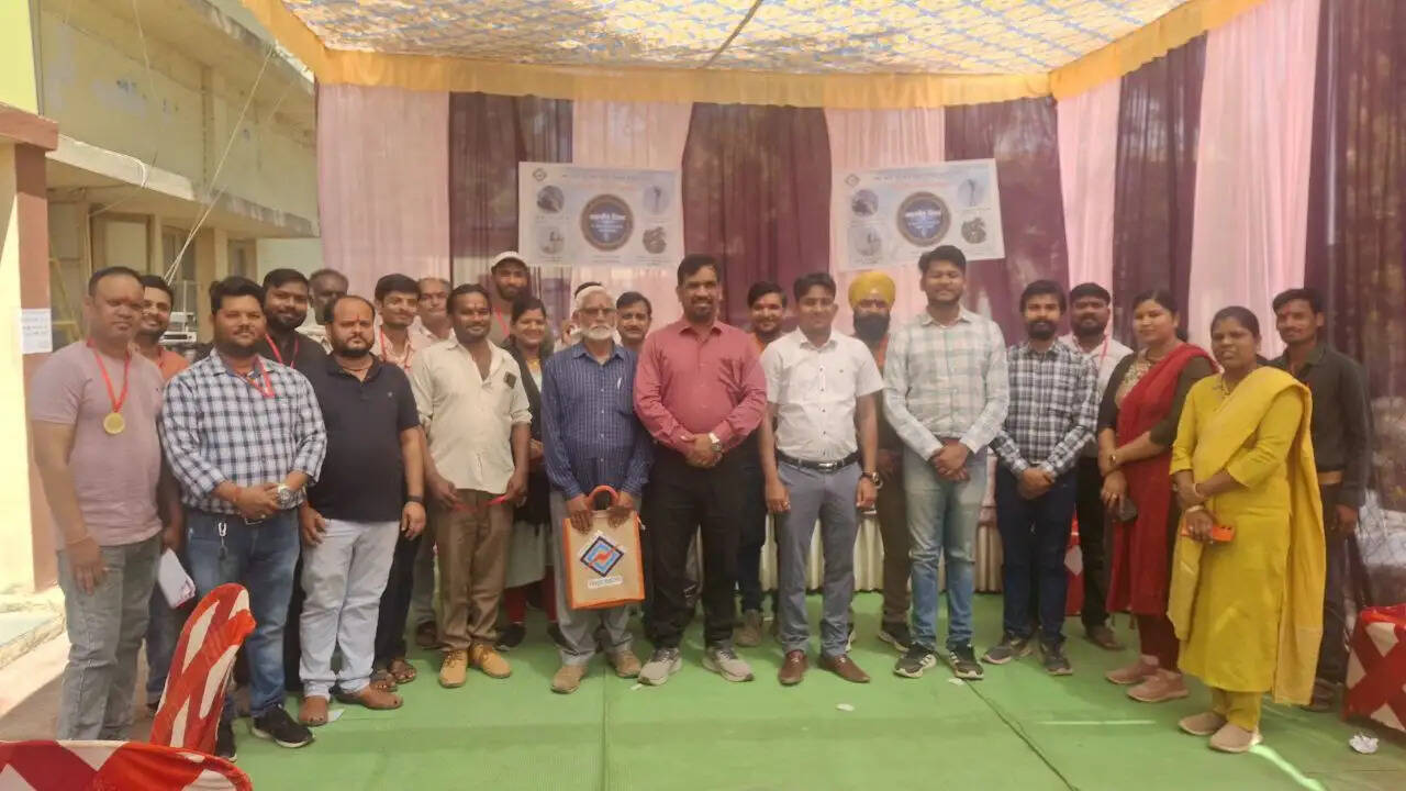 लाइनमैन दिवस पर दमोह में 21 विद्युत कर्मियों का सम्मान