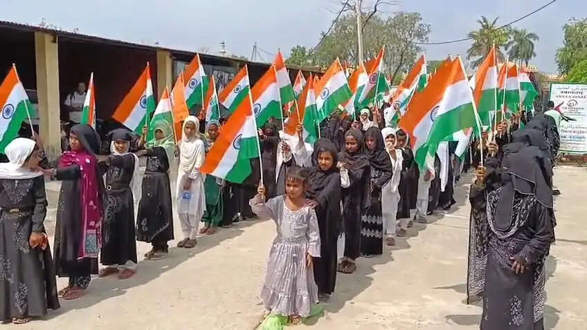 हरियाणा के नूंह में मदरसा छात्राओं ने निकाली तिरंगा यात्रा, देशभक्ति और शिक्षा का दिया संदेश
