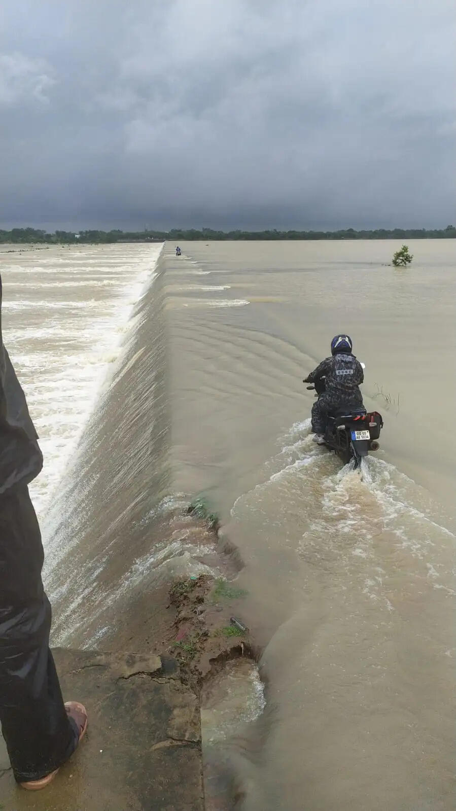 मेघा एनीकट पर जानलेवा सफर, उफनते पानी के बीच जोखिम उठाकर गुजर रहे लोग