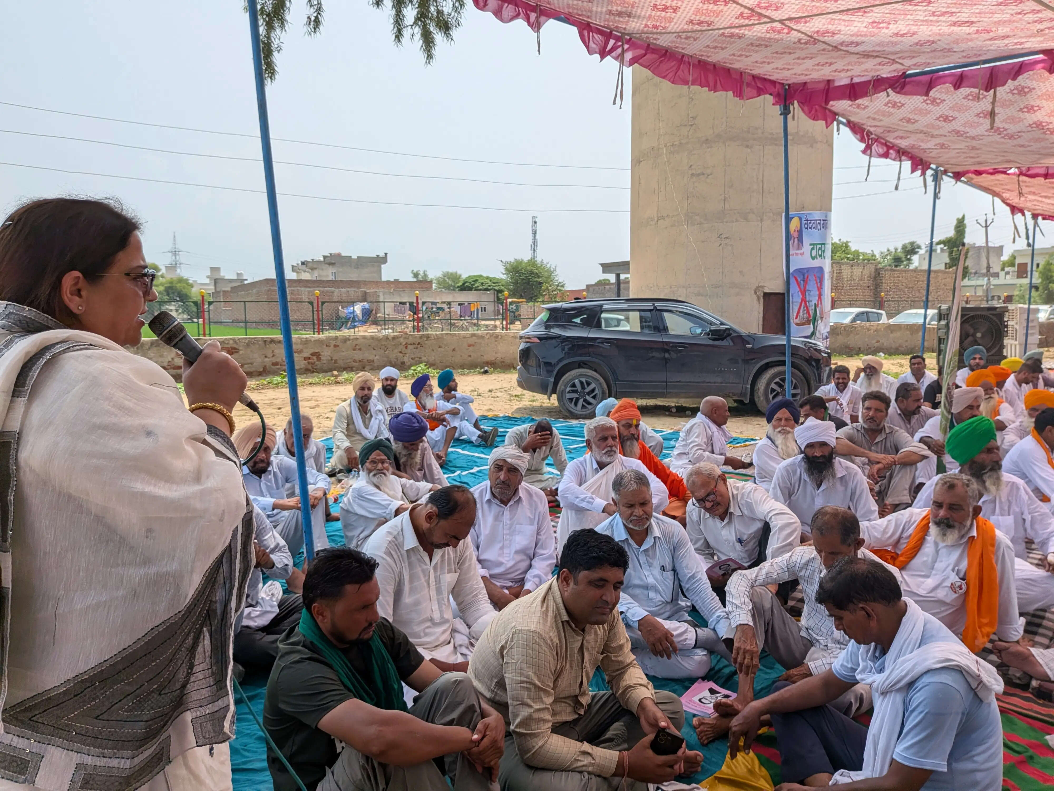 सिरसा: मुआवजे की मांग को लेकर टंकी पर चढ़े किसान