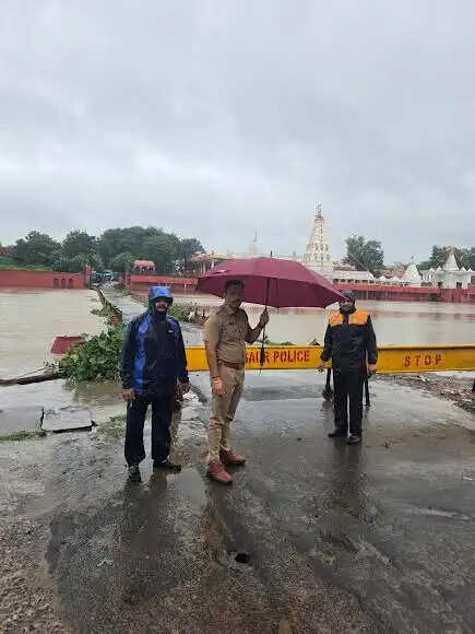 मंदसौर में बारिश से नदी-नाले उफान पर, कलाभाटा बांध के गेट खोले, पुलिस ने रोका आवागमन
