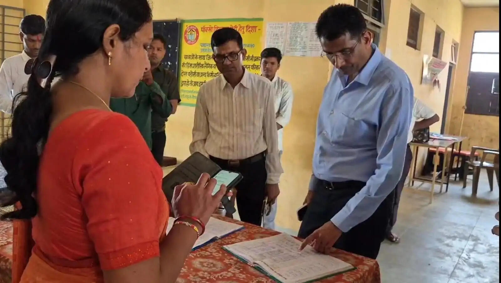 दमोह: कलेक्टर के औचक निरीक्षण में सामने आईं अनियमितताएं, पंचायत सचिव और कर्मचारी निलंबित
