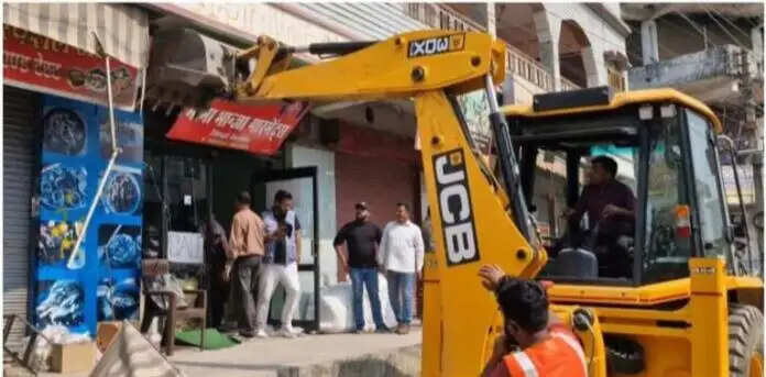 पीला पंजा: सडक चौडीकरण में बाधक दो भवनों को तोड़ने की कार्रवाई