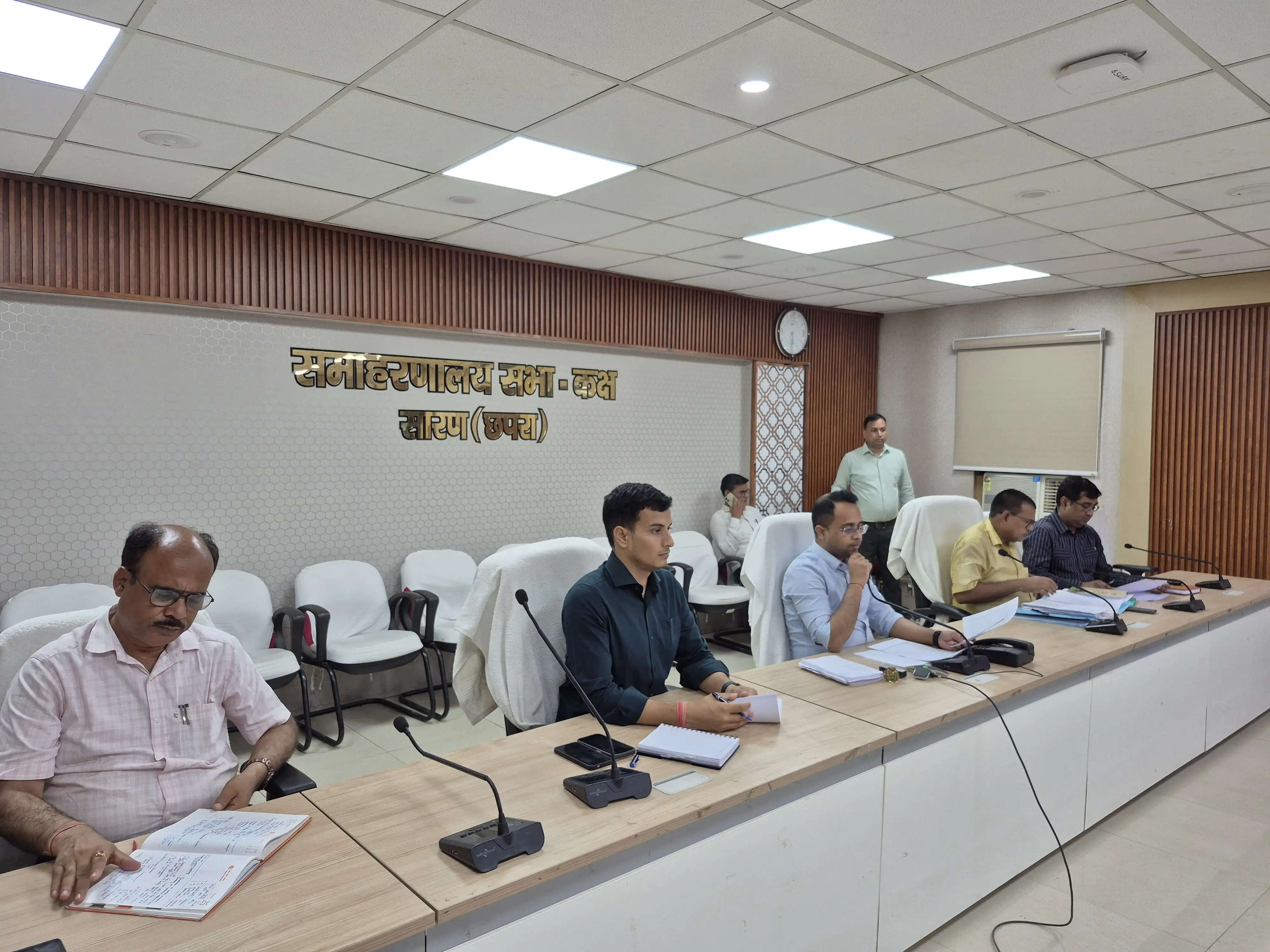 सारण में&nbsp;जनगणना ड्यूटी से गायब रहे 106 पंचायत सचिव को जिलाधिकारी ने वेतन काटने का दिया आदेश