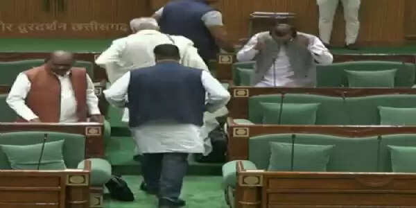 छग व‍िधानसभा : सदन में उठा बेरोजगारी भत्‍ता का मुद्दा, मंत्री के जवाब से असंतुष्‍ट व‍िपक्ष ने क‍िया बर्ह‍िगमन