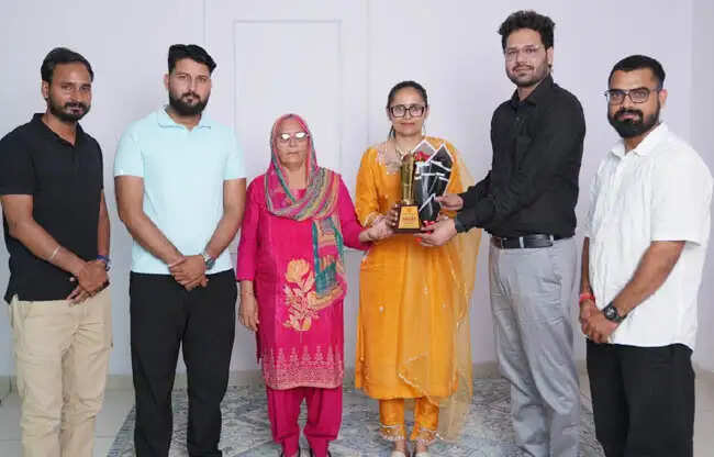 सोनीपत: जेआरएफ में देशभर में प्रथम रही नैंसी पर ससुराल वालाें की खुशी कई गुणा बढ़ी
