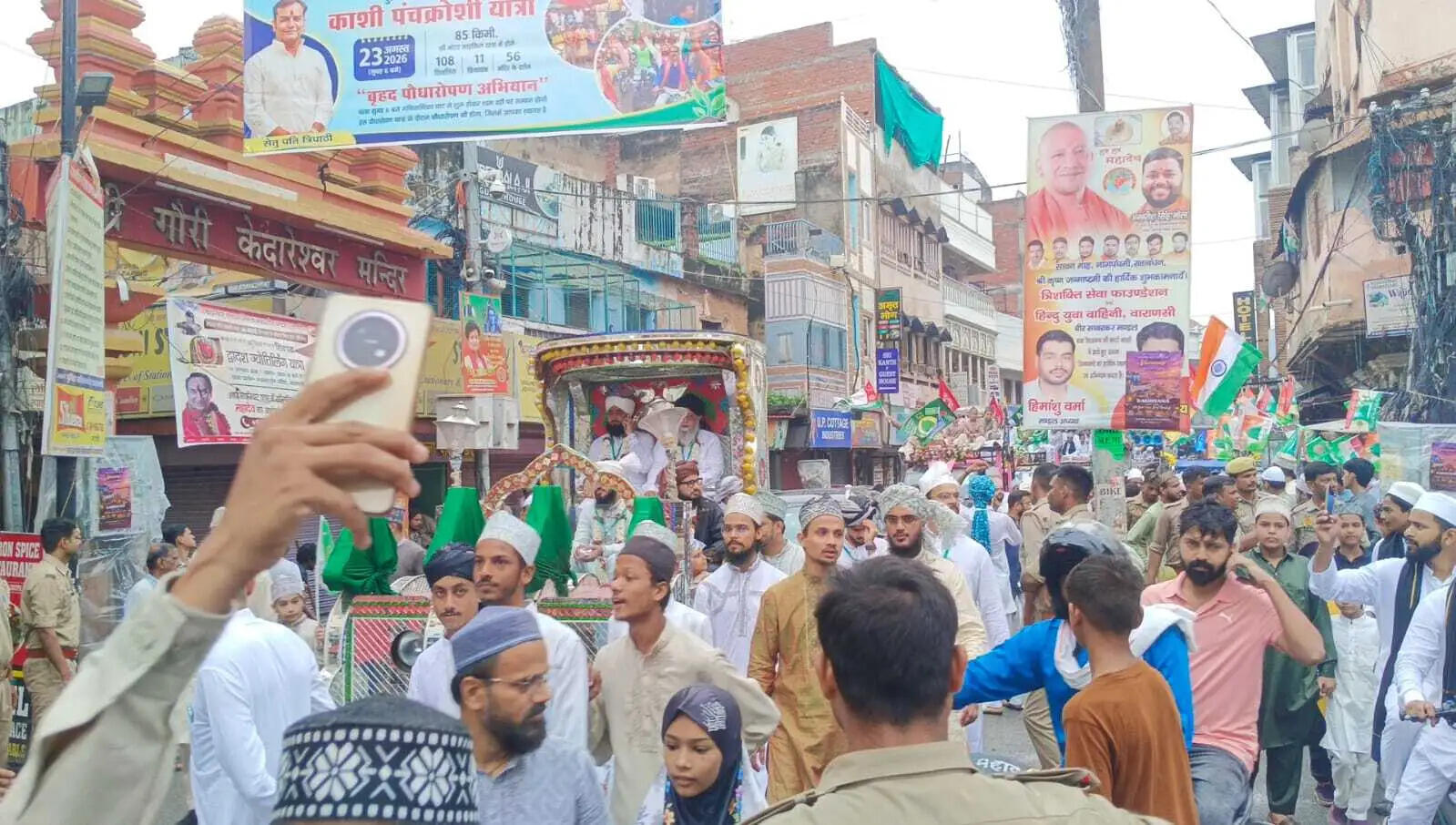 वाराणसी में शानो-शौकत से निकला जुलूस-ए-मोहम्मदी, लहराया तिरंगा