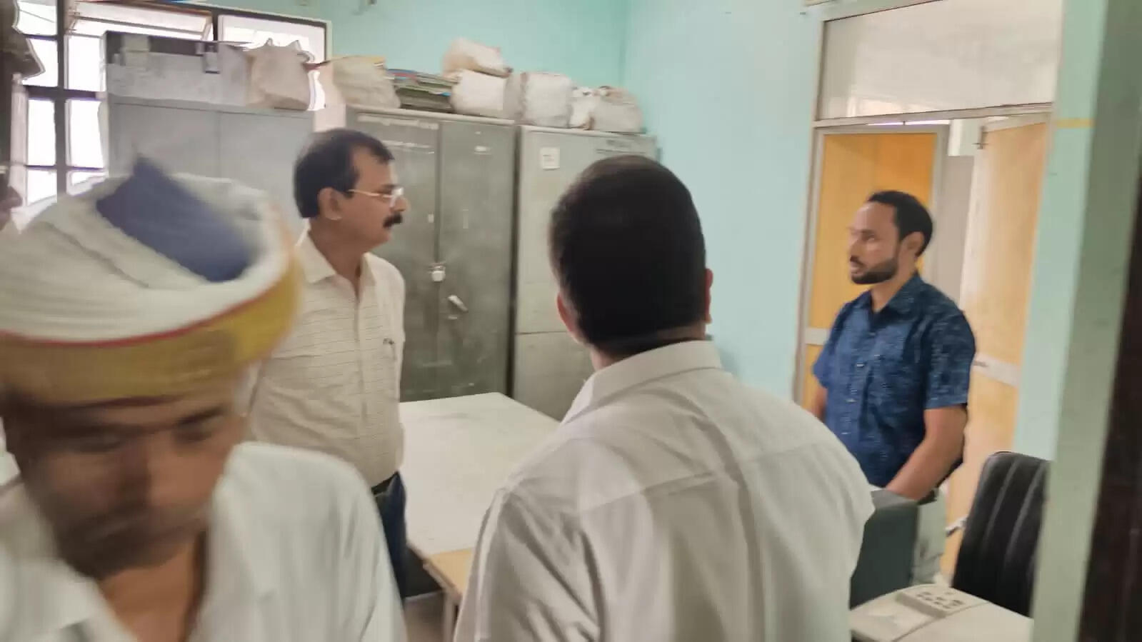 विकास भवन के औचक निरीक्षण में कई कर्मचारी गैरहाजिर