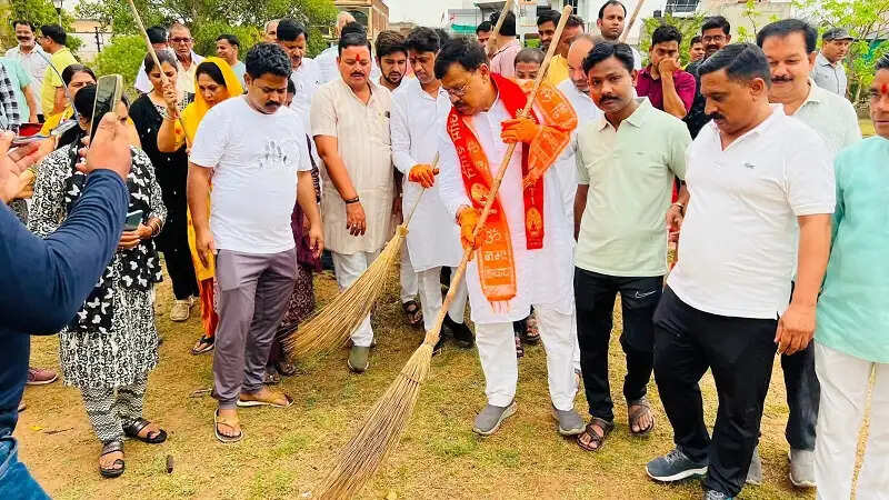 ग्वालियरः माता मंदिर में रात्रि विश्राम के दौरान ऊर्जा मंत्री तोमर ने लगाई जन चौपाल