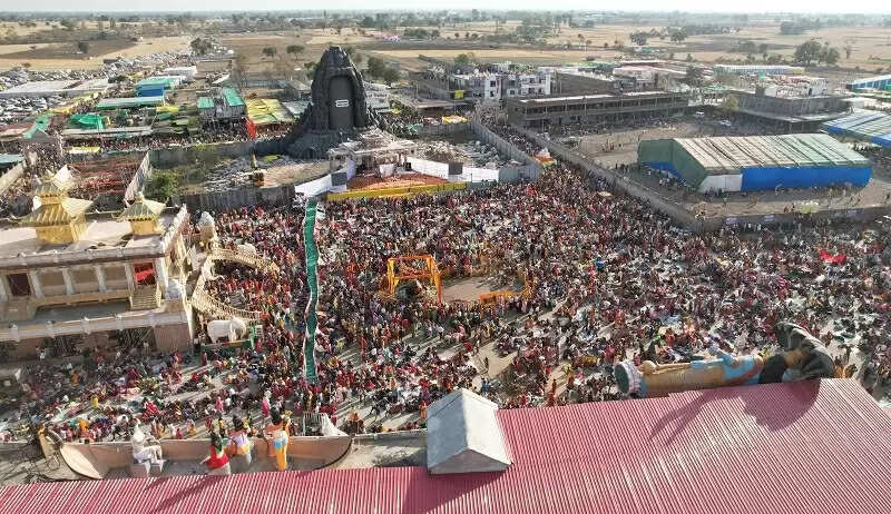 स्त्री की गोद और पुरुष की जेब अगर खाली रह जाए तो दुनिया जीने नहीं देतीः पंडित प्रदीप मिश्रा