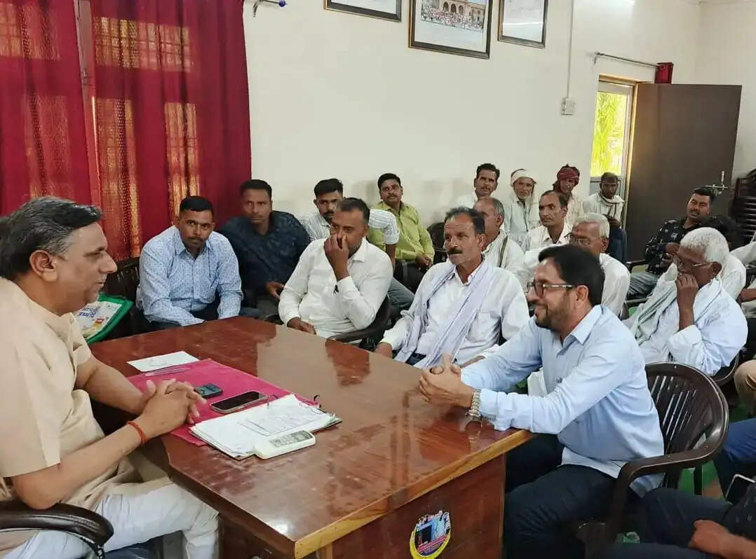 हाथरस में यूरिया किल्लत से परेशान किसान विधायक से मिले