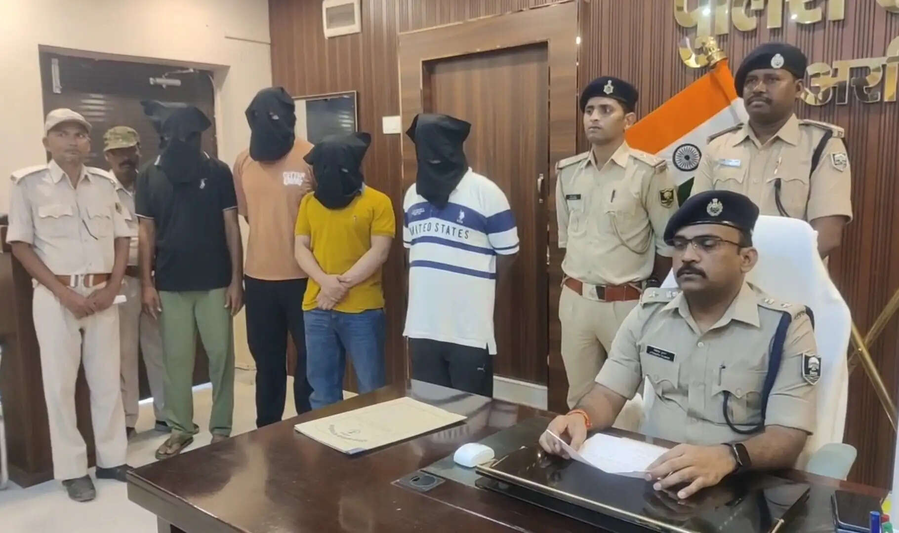 कंटेनर से गायब हुए सैकड़ों मोबाइल मामले में एसआईटी को मिली बड़ी कामयाबी, 806 चोरी हुए मोबाइल और अन्य समानों के साथ गिरोह के चार सदस्य गिरफ्तार