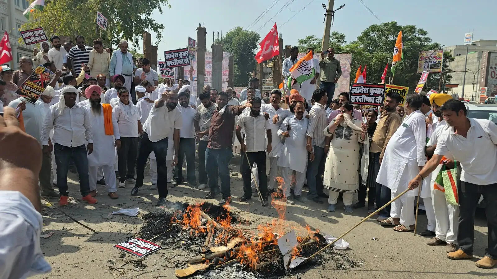 सिरसा: कांग्रेस ने रोष मार्च निकालकर फूंका मुख्य चुनाव आयुक्त का पुतला