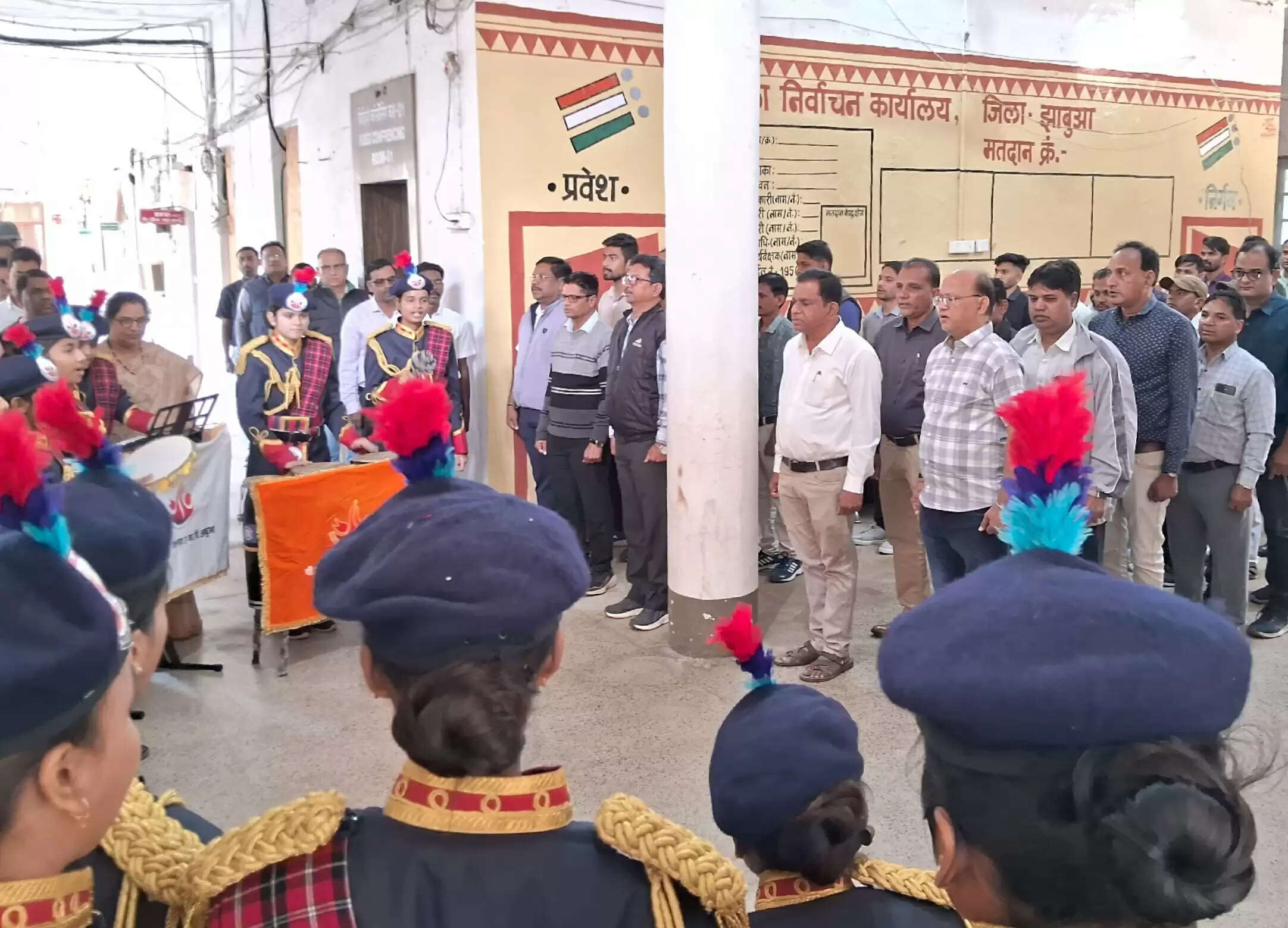 झाबुआ: वाद्य यंत्रों की संगति के साथ स्कूली बालिकाओं ने दी राष्ट्र गान की शानदार प्रस्तुति